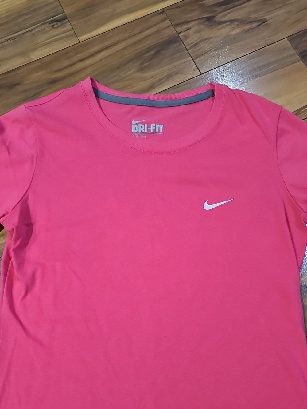 Nike Women's Medium Slim Fit Hot Pink Short-Sleeve Dri-FIT Tee - Picture 3 of 5